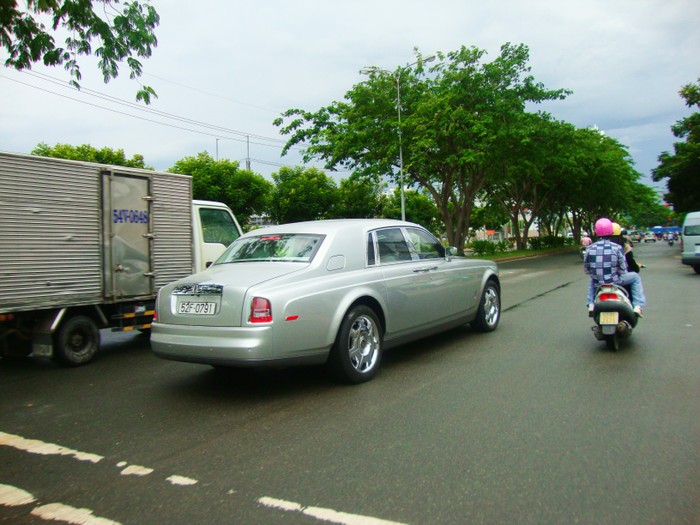 Hiện nay những chiếc xe siêu sang mang thương hiệu Roll Royce đã không còn là hàng hiếm l=tại Việt Nam như vài năm trước.